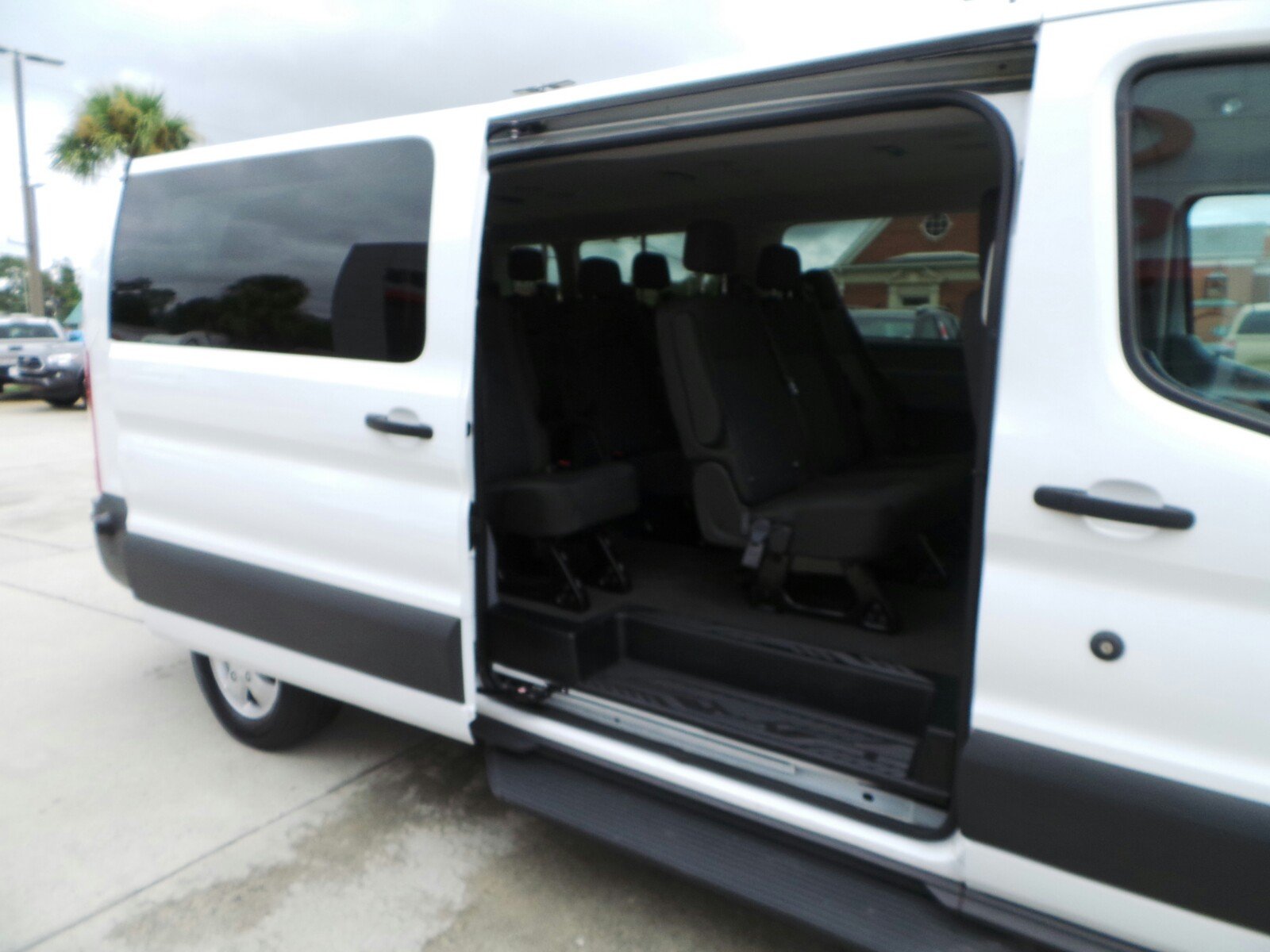 Pre-Owned 2017 Ford Transit Wagon XLT 12 Passenger Full-size Passenger ...